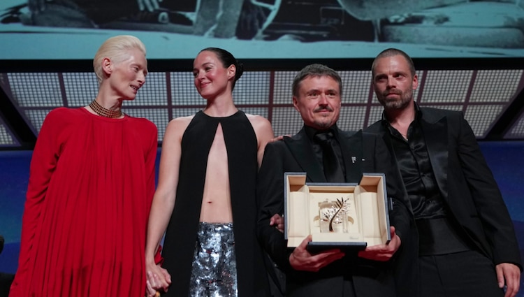 Tilda Swinton, a la izquierda, posa con Renate Reinsve, Cristian Mungiu, ganador de la Palma de Oro por 'Fjord', y Sebastian Stan durante la ceremonia de entrega de premios en el 79° Festival Internacional de Cine de Cannes