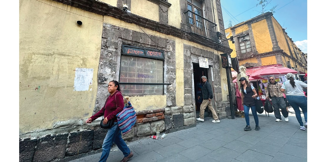 LA CANTINA La Potosina (izq.) es uno de los inmuebles que requieren ser rehabilitados, así como algunas fachadas (der.) de la colonia Centro