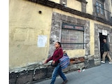 LA CANTINA La Potosina (izq.) es uno de los inmuebles que requieren ser rehabilitados, así como algunas fachadas (der.) de la colonia Centro