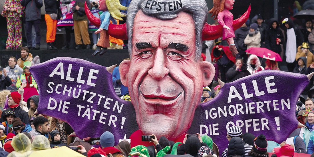 REPRESENTACIÓN de Epstein con alas de murciélago, en Duesseldorf, ayer.