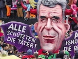 REPRESENTACIÓN de Epstein con alas de murciélago, en Duesseldorf, ayer.