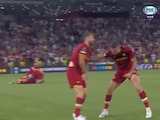 Gianluca Mancini le suelta un golpe a uno de sus compañeros de la Roma tras el partido ante el Feyenoord en la final de la Conference League.