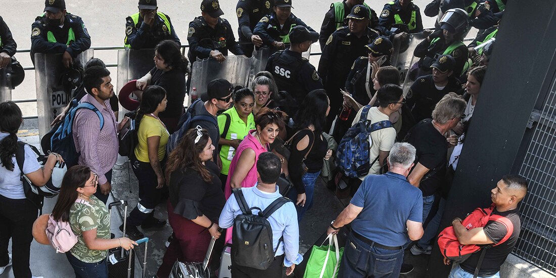 Personal de la SSC aseguró el AICM tras la protesta de la CNTE en el lugar, ayer.