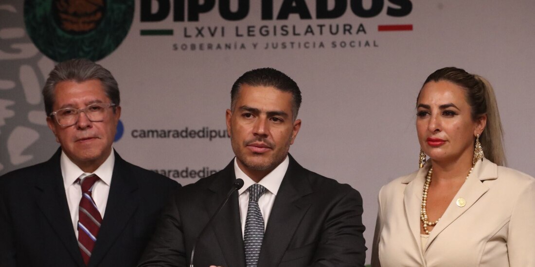 El secretario de Seguridad, Omar García Harfuch (c), ayer, en San Lázaro.
