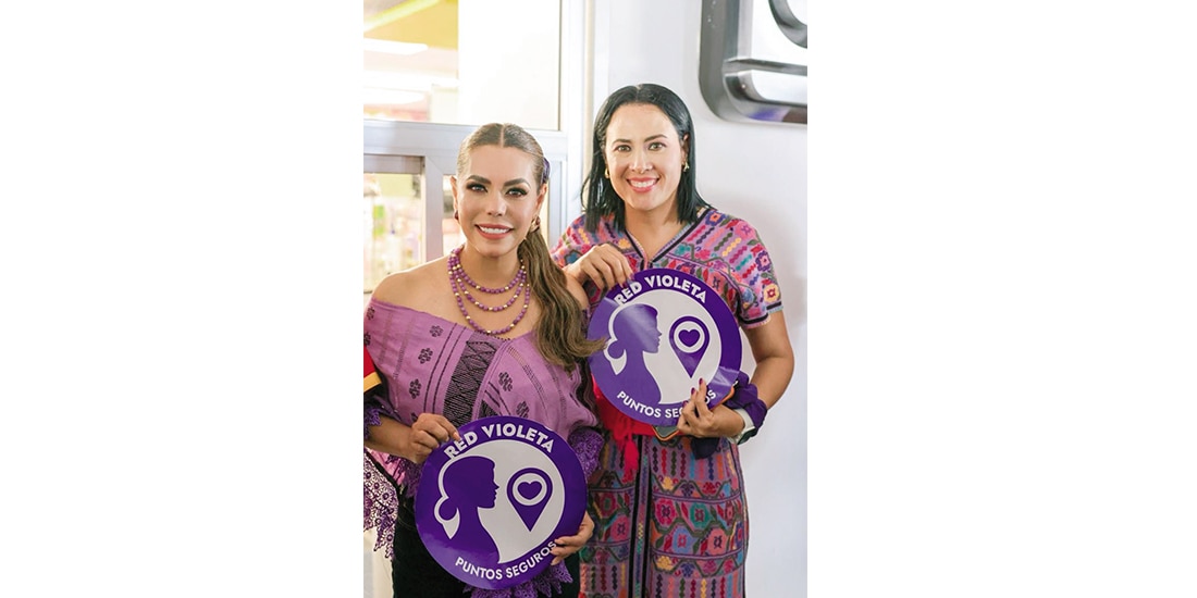 La gobernadora de Guerrero, Evelyn Salgado Pineda (izq.), ayer.