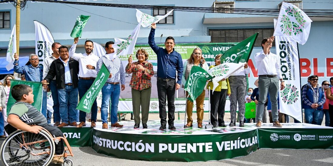 El Gobernador de San Luis Potosí con pobladores de la zona.