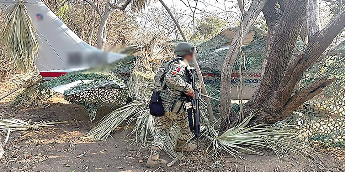Elementos de la Defensa al custodiar, ayer, la avioneta incautada en Oaxaca.