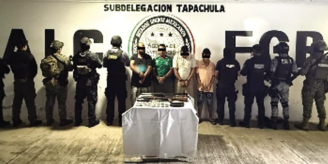 Presentan a cuatro detenidos en Puerto Madero y aseguran 184 cartuchos útiles y un vehículo, ayer.