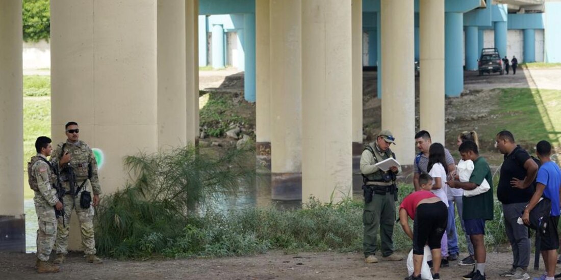 Agentes fronterizos vigilan a un grupo de ilegales, detenido en río Bravo, en agosto pasado.