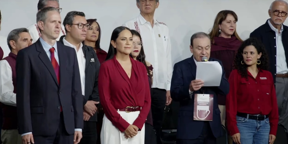 Al centro, Ariadna Montiel, al ser nombrada dirigente nacional de Morena.