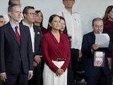 Al centro, Ariadna Montiel, al ser nombrada dirigente nacional de Morena.