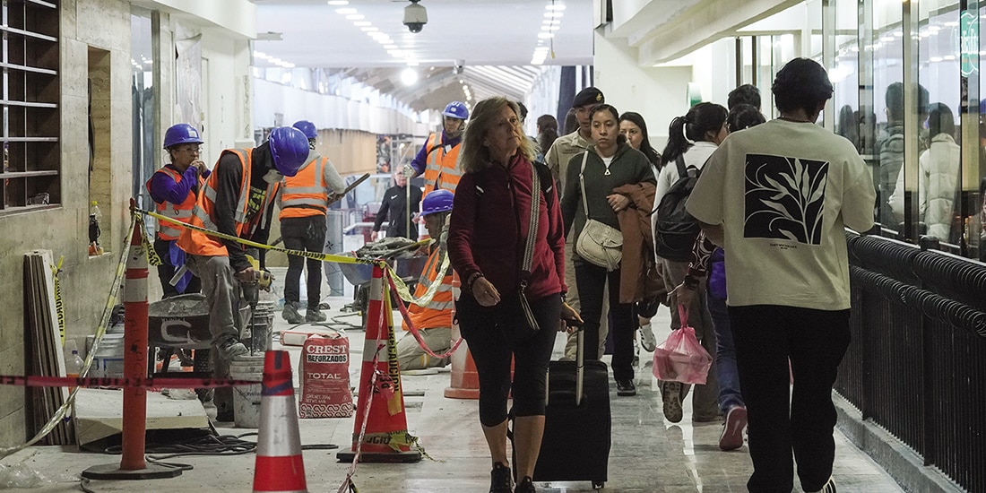 Usuarios caminan junto a obras en el AICM, en foto de archivo.