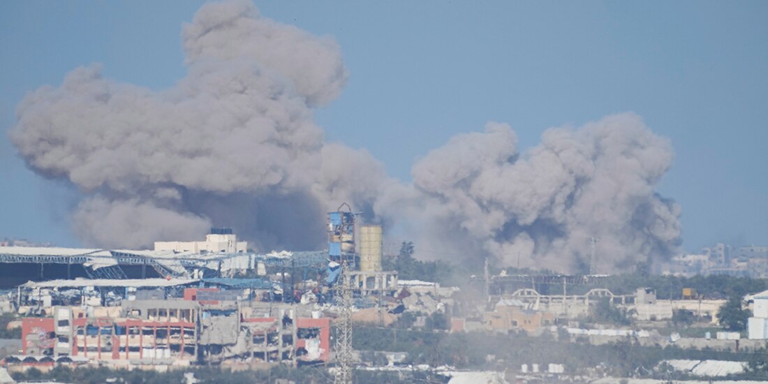 Nubes de humo se aprecian tras un bombardeo israelí al sur de Gaza, ayer.