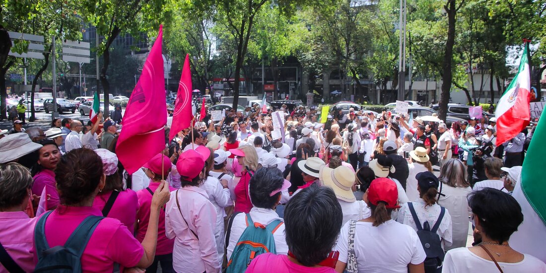 Alrededor de 200 personas se manifestaron frente al Senado de la República