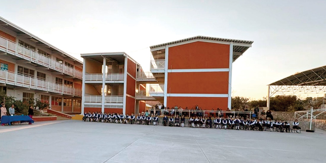 LA SECUNDARIA Esperanza Cabrera, donde un alumno hirió con un cuchillo a 4 personas la semana pasada, continúa sin clases.