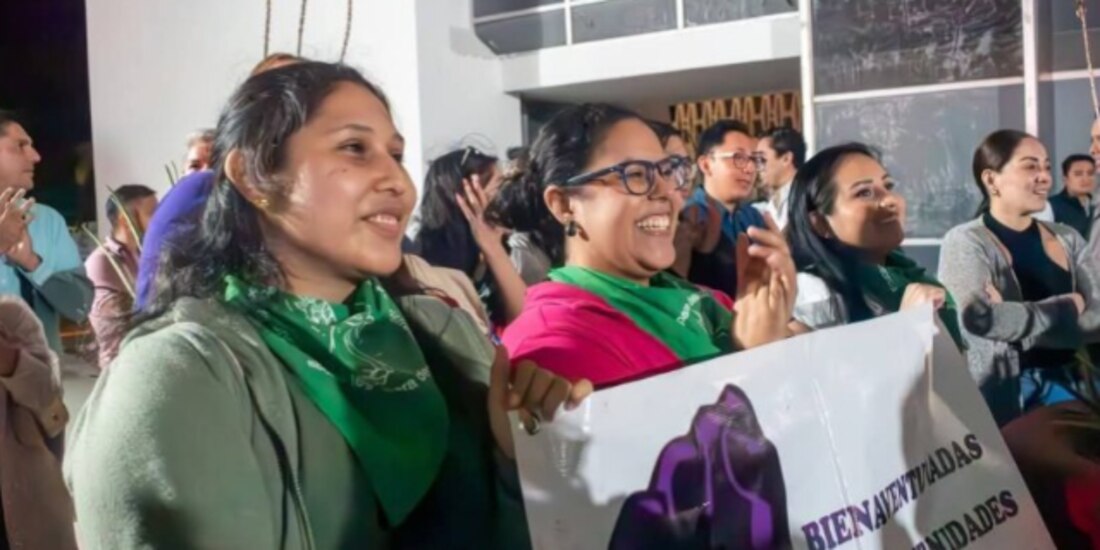 Integrantes de colectivos en favor de los derechos reproductivos de las mujeres celebraron afuera de la sede del Poder Legislativo local, ayer.