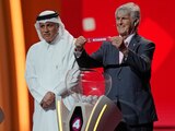 Bora Milutinovic al momento de sacar el papel de Ecuador en el sorteo del Mundial Qatar 2022.