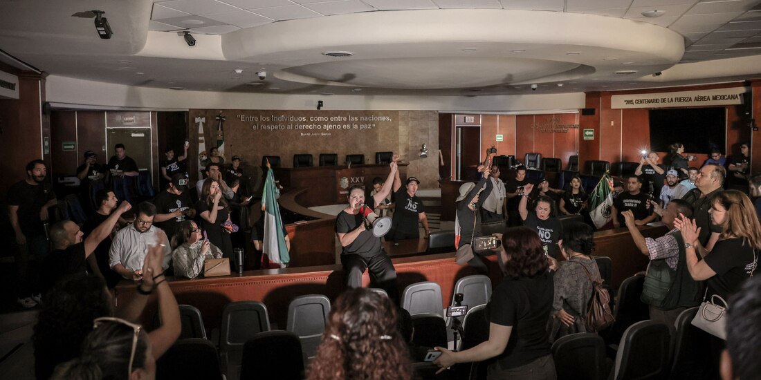 Trabajadores del PJ en BC tomaron la tribuna.