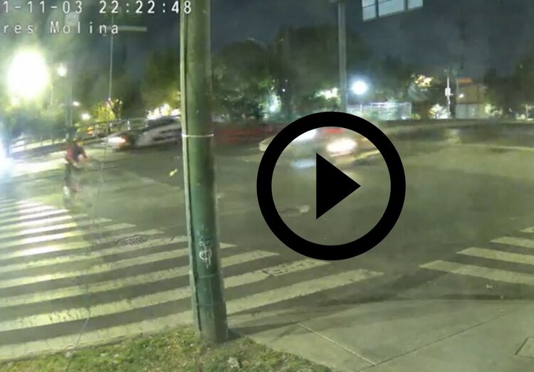 Video: Motociclista embiste a ciclista en Viaducto
