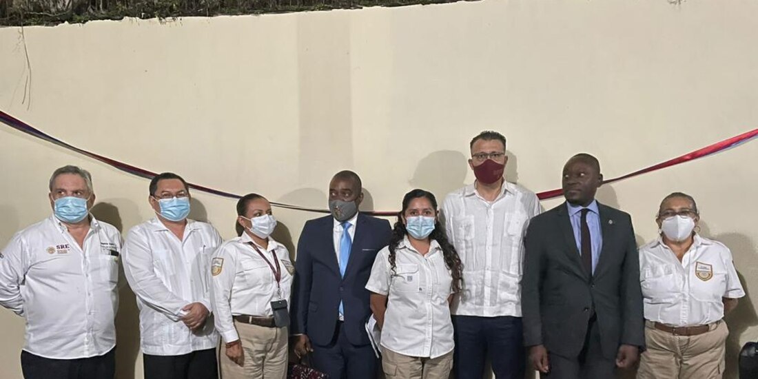 Autoridades del nuevo consulado de Haití en México.