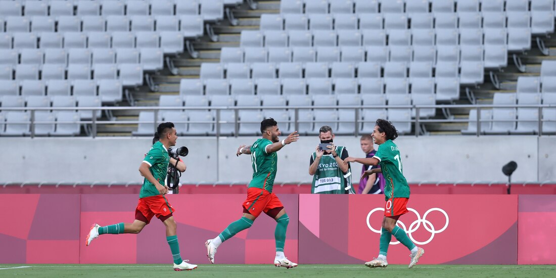 Jugadores de México celebran una anotación en los Juegos Olímpicos