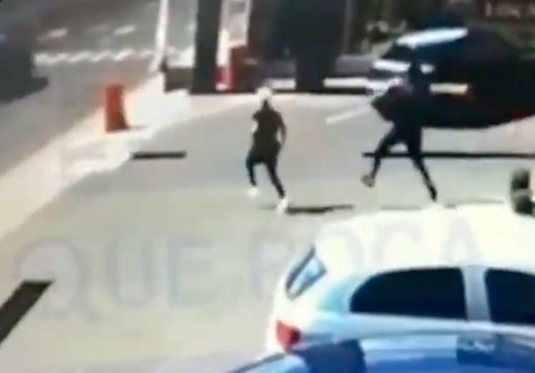 En este video se aprecia cómo el venezolano entra a robar a un restaurante, hasta que es encarado por un escolta