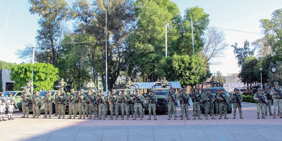 Elementos del Ejército, durante la ceremonia de arranque de un operativo especial en la alcaldía Iztacalco, ayer.