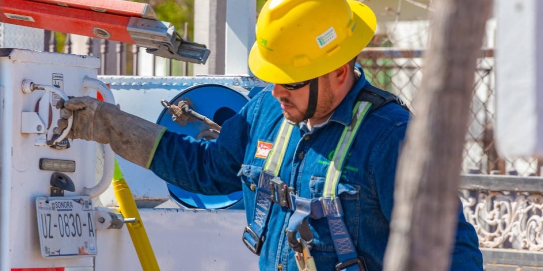 Cuadrillas técnicas de la Comisión Federal de Electricidad extendieron las redes de distribución hacia polígonos habitacionales tradicionalmente olvidados.