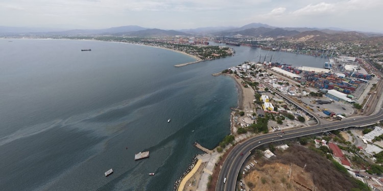 Pemex investiga origen de mancha aceitosa en bahía de Manzanillo y descarta afectaciones a infraestructura..