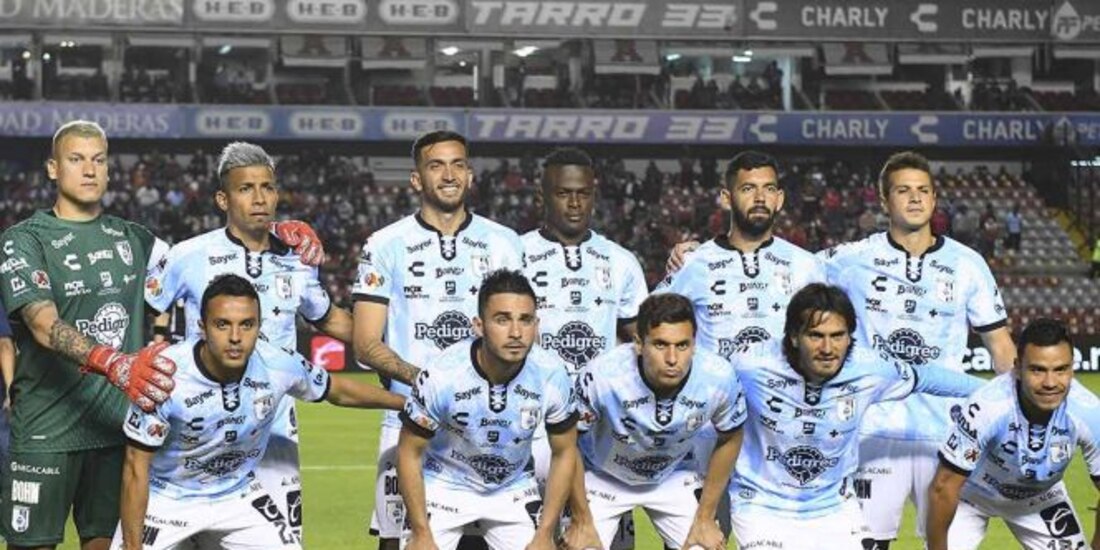 Jugadores del Querétaro previo a un partido del club en el Torneo Clausura 2022 de la Liga MX.