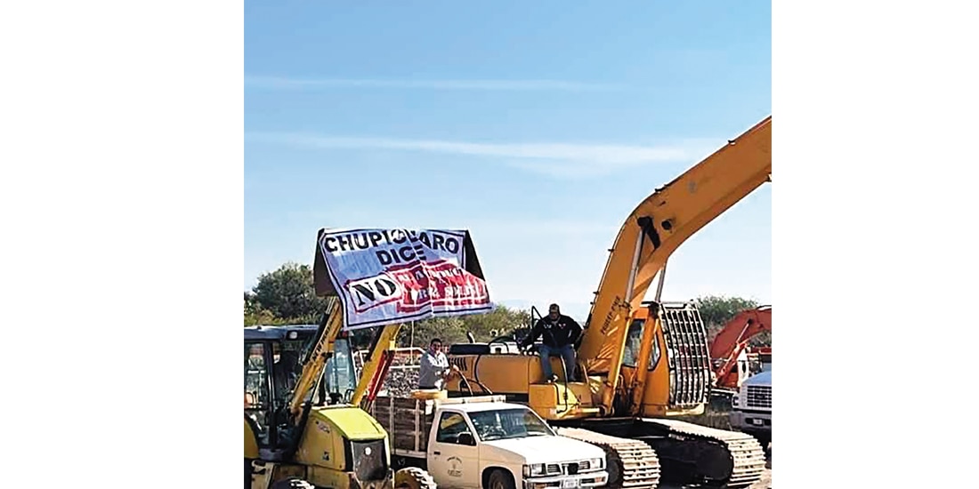Agricultores de Guanajuato se manifiestan ayer contra la construcción del proyecto hídrico.