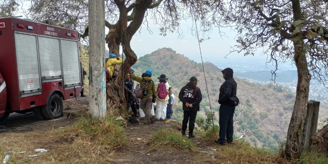 Autoridades locales, ayer, en las labores de búsqueda en Topilejo, en Tlalpan.