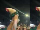 Aficionado lleva a un gallo a los festejos por el Mundial