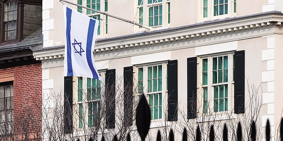 La bandera israelí ondea en Blair House, en Washington, ayer.