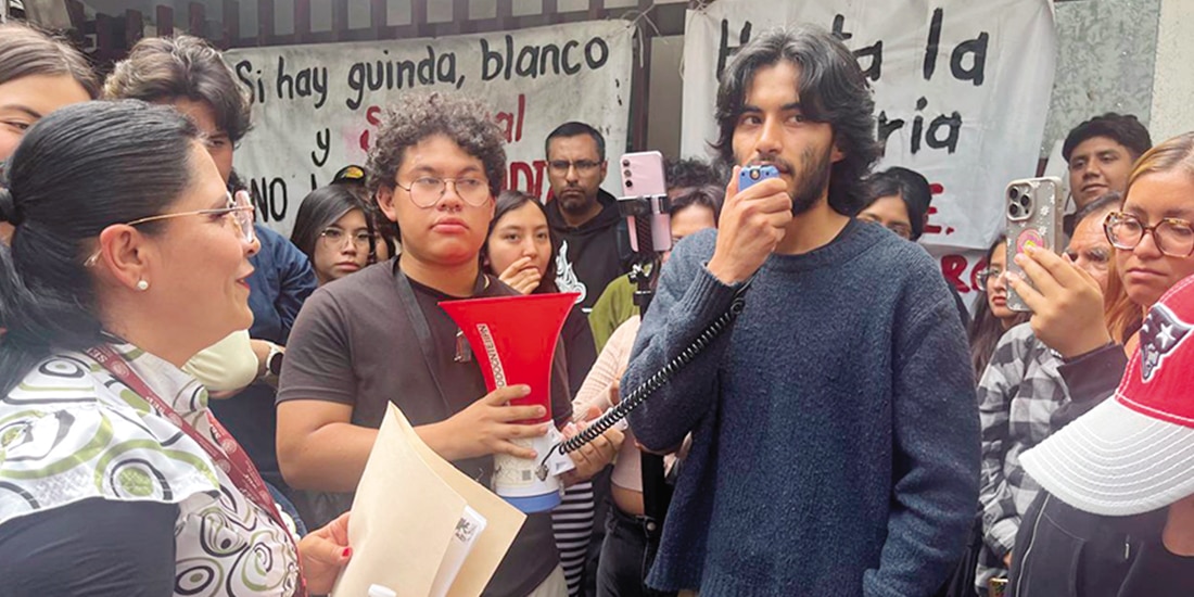 una representante de la SEP y alumnos del IPN, ayer, en Canal Once.