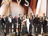 El elenco y creadores de
Widow’s Bay, al recibir uno de los galardones de la noche, ayer.