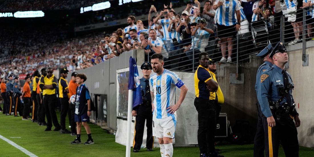 Lionel Messi antes de cobrar un tiro de esquina en el duelo entre Argentina y Chile en la Copa América 2024.