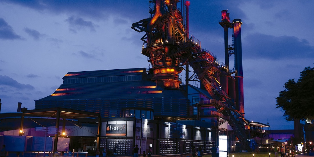 Vista nocturna del Parque Fundidora, en Monterrey.