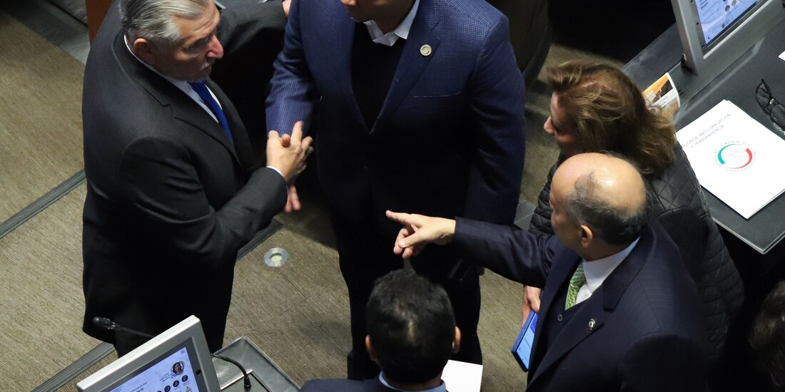 Senadores de Morena, PAN y PRI conversan ayer, durante la sesión.