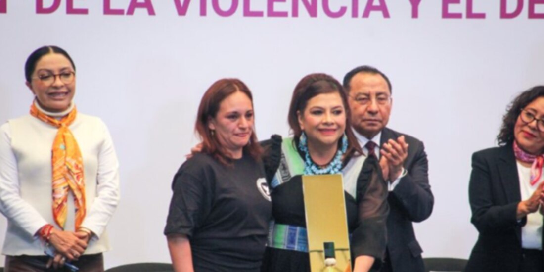 La jefa de Gobierno, Clara Brugada (c.) entregó ayer reconocimientos a graduados de Reconecta por la Paz.