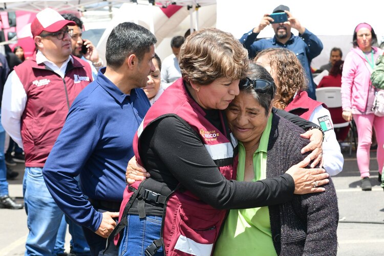 Delfina_Gomez atienena vecinos afectados por inundaciones en 28 calles de Chalco.