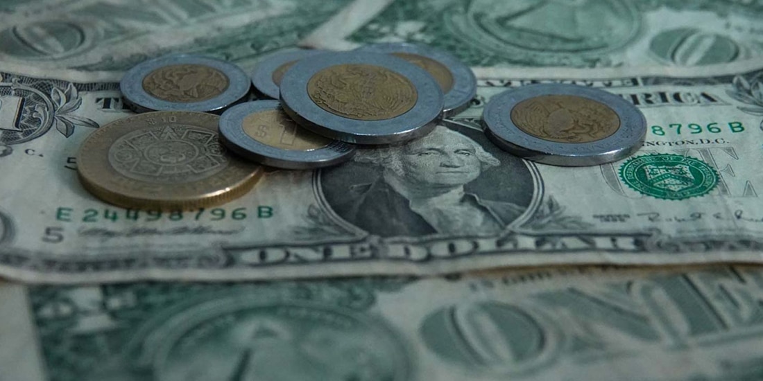 Peso se deprecia 5.33% en el 1.er mes de guerra