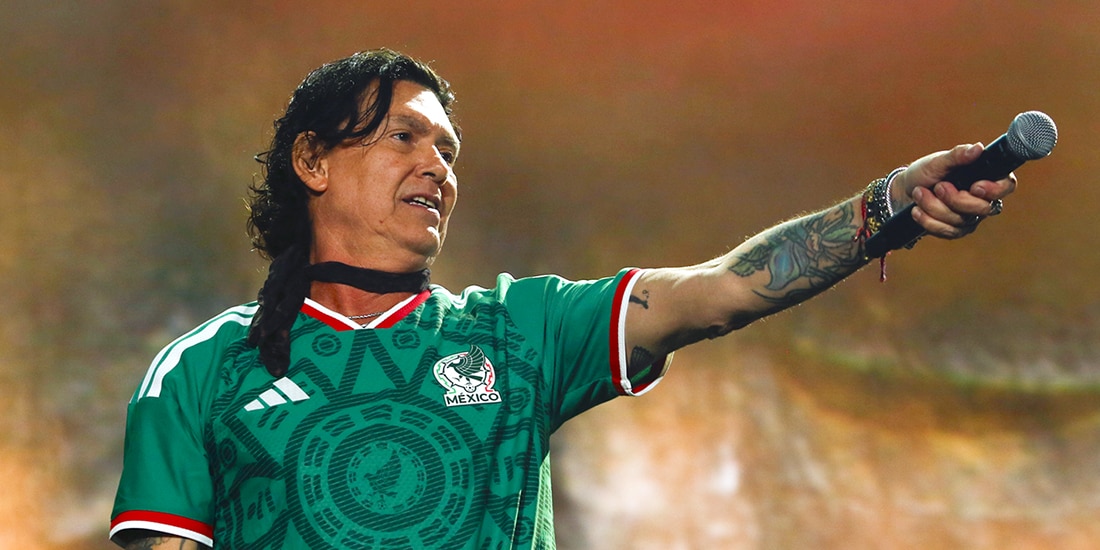 Saúl Hernández, líder de Caifanes, el sábado pasado en el Estadio GNP Seguros, al inicio del show.