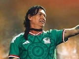 Saúl Hernández, líder de Caifanes, el sábado pasado en el Estadio GNP Seguros, al inicio del show.