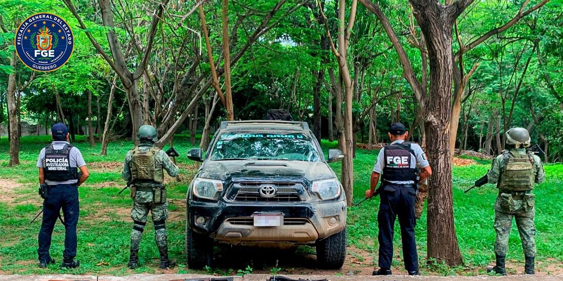 Personal de seguridad muestran los artículos incautados.