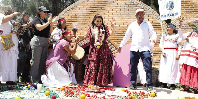 Clara Brugada sale del temazcal de la Utopía de las Infancias, inaugurada ayer.