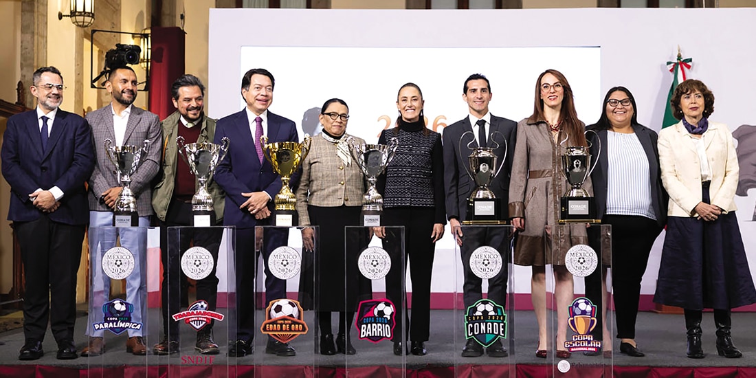 La Presidenta, ayer, con los titulares de Profeco, Imjuve, IMSS, SEP, Segob, Conade, la representante de México para el Mundial, la secretaria de las Mujeres y la de Secihti