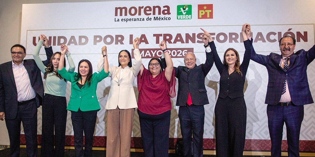 Las morenistas Ariadna Montiel y Citlalli Hernández (c.) ayer, en reunión con representantes del PT y del PVEM.