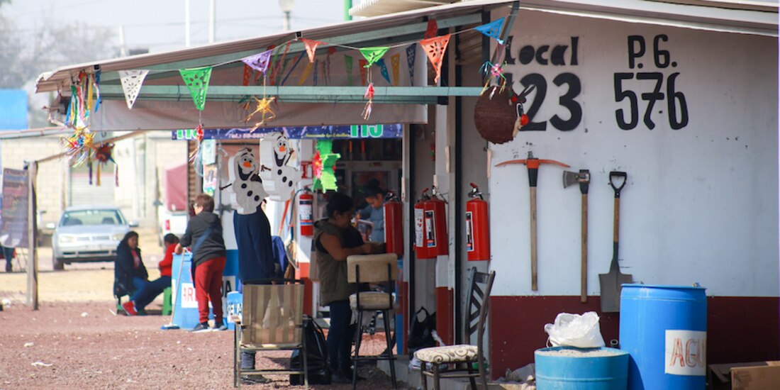 Comerciantes equipan locales con extintores, picos y palas por cualquier emergencia.