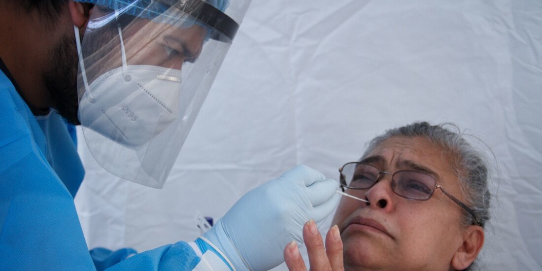 Una persona se aplica la prueba para detección de COVID-19.
